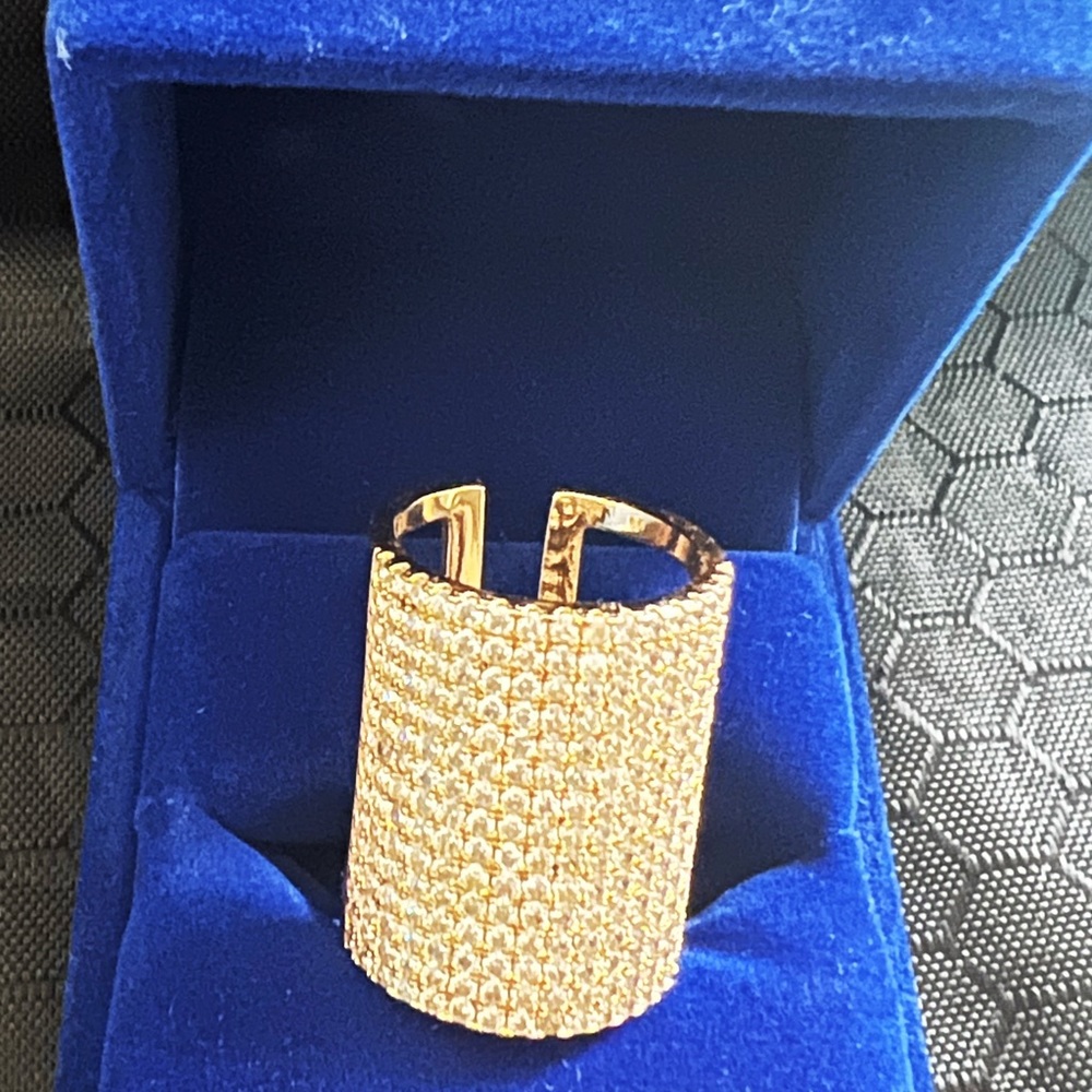 Pavé ring. Golden ring